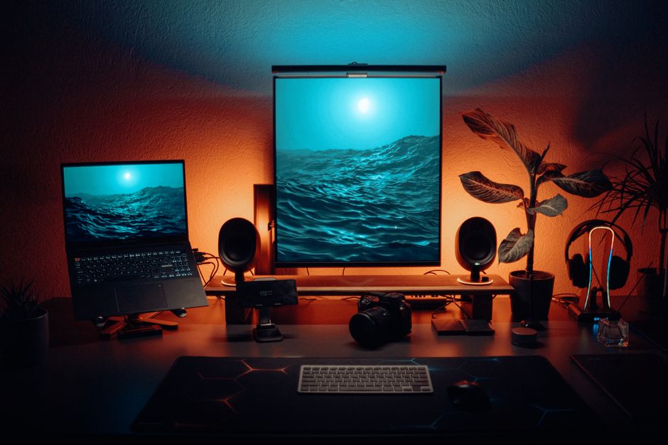 Uredski setup s dva monitora i ambijentalnom rasvjetom