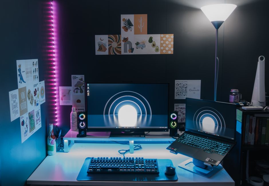 Gaming setup s dva monitora i LED rasvjetom