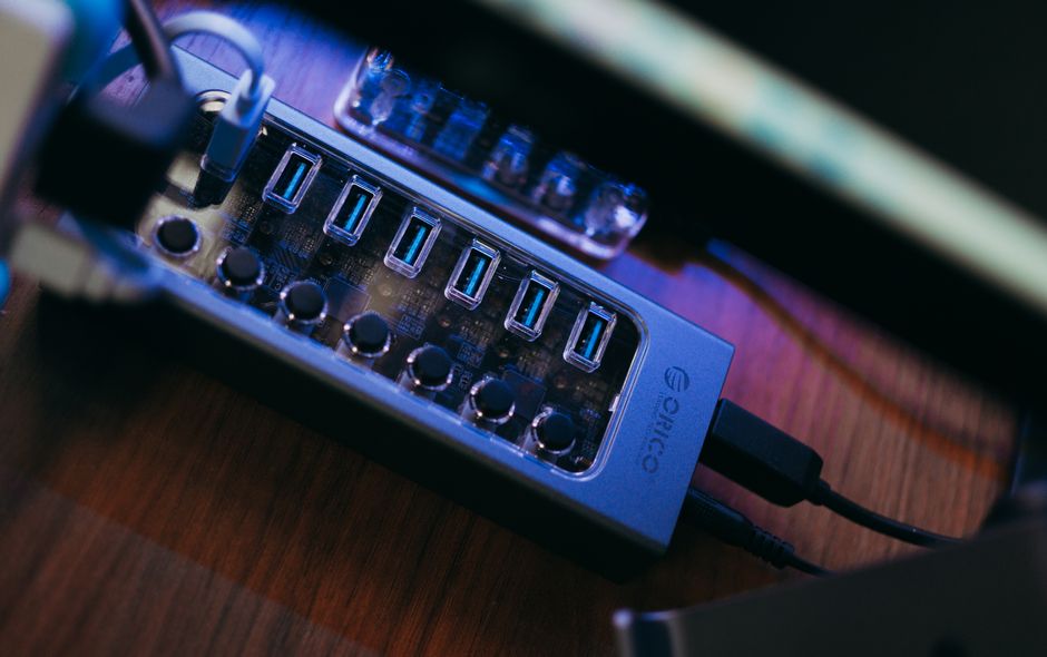 Detalj multi-port USB huba koji prikazuje modernu tehnologiju povezivanja