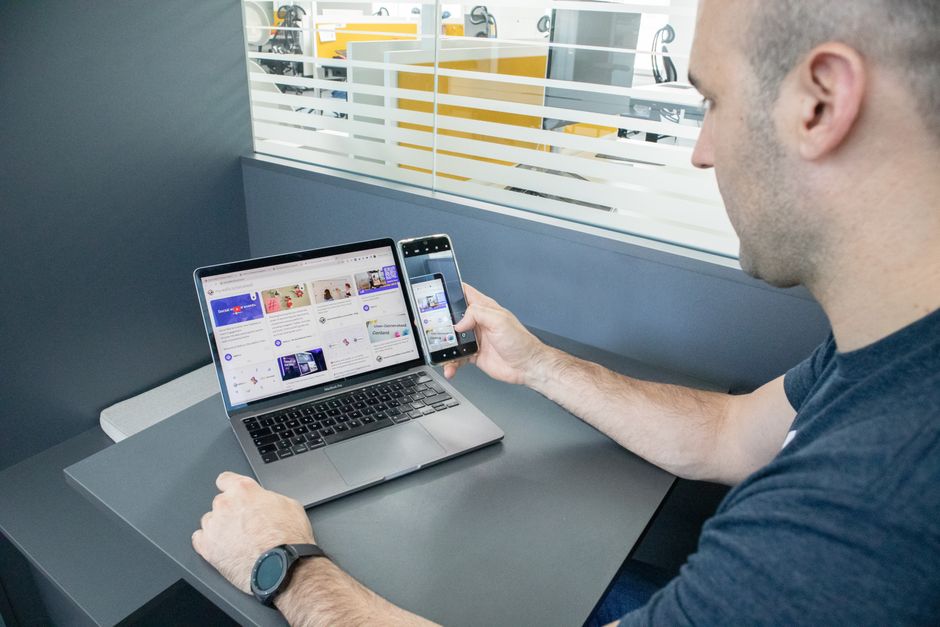 Stručnjak za tehnologiju koristi laptop i pametni telefon